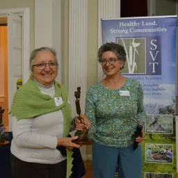 Giancarla Kalpas (left) accepted the Lewis Conservation Award from SVT's Laura Mattei.